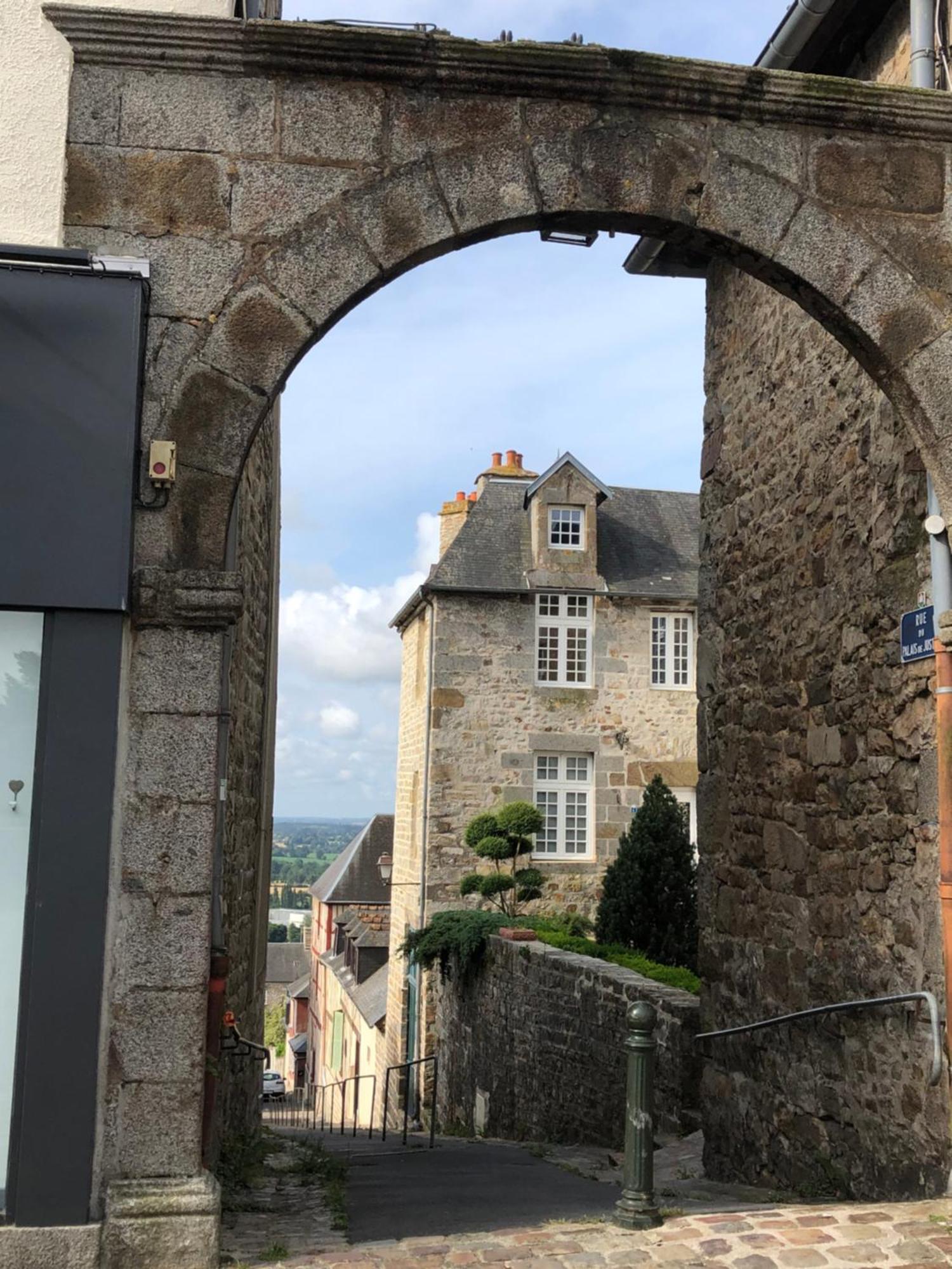 La Maison Sur Les Remparts Domfront (Orne) Exterior foto