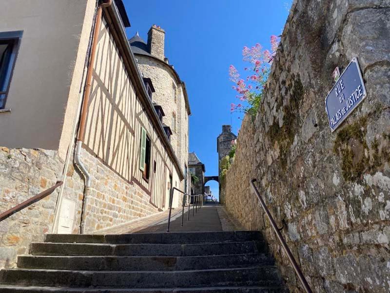La Maison Sur Les Remparts Domfront (Orne) Exterior foto